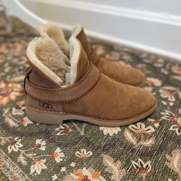UGG Shoes - UGG McKay Classic Ankle Bootie in Chestnut Size 9.5